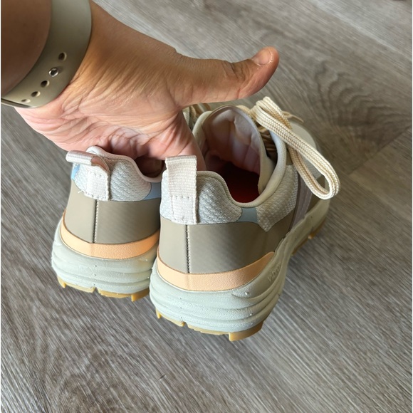 Women’s Veja Dekkan Alveomesh Sneaker - Picture 9 of 13